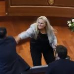 Скандал у парламенті Косова: депутатка закидала прем’єра яйцями